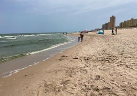 Playa de El Perellonet, y al fondo, bloques de apartamentos.