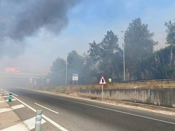 Humo en la carretera a causa del incendio.