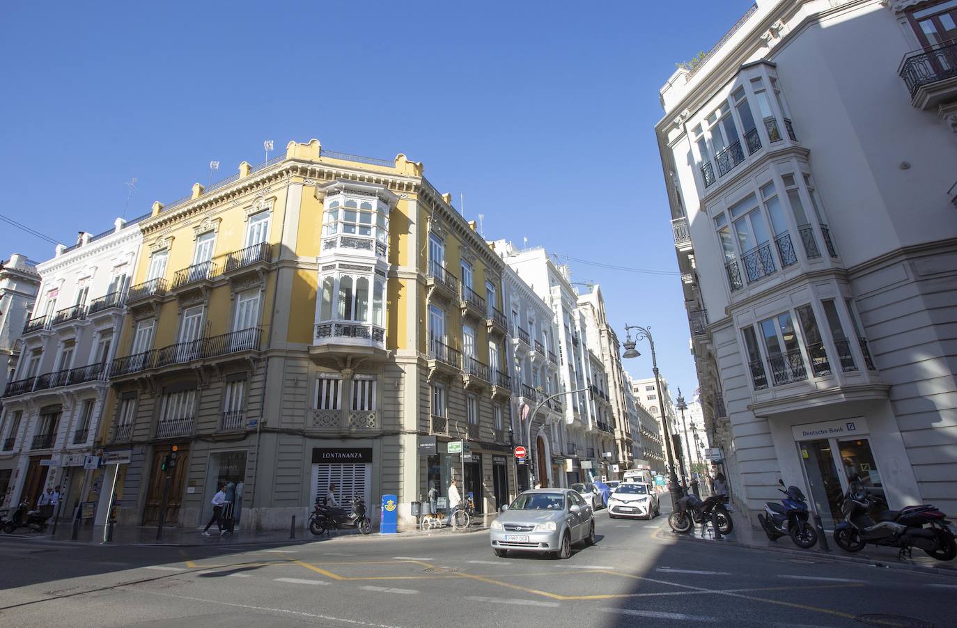 Imagen secundaria 2 - Quién vive en la calle Lauria, las familias que resisten al empuje de las oficinas