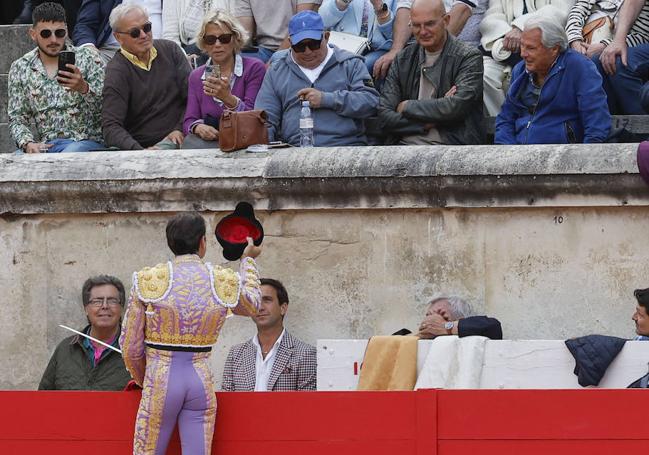 El torero de Chiva brinda la corrida a su pareja, Ana Soria.