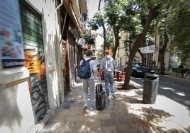 Un grupo de turistas recorre el centro de Valencia.