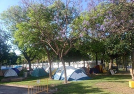 Los acampados se han situado en la zona en la que se iba a celebrar el foro de empleo.