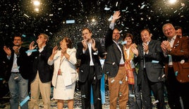 Francisco Camps, junto a Mariano Rajoy y Rita Barberá, entre otros, en un acto del PP en Valencia en 2007.