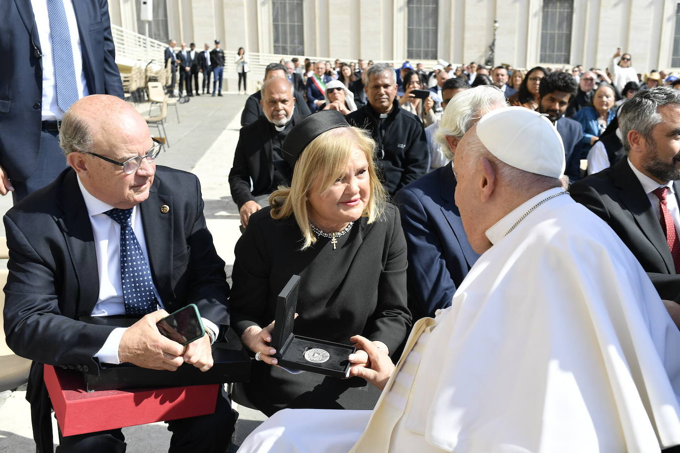 Jose Boix y Carmen de Rosa entregan unos regalos al Papa Francisco en Roma.