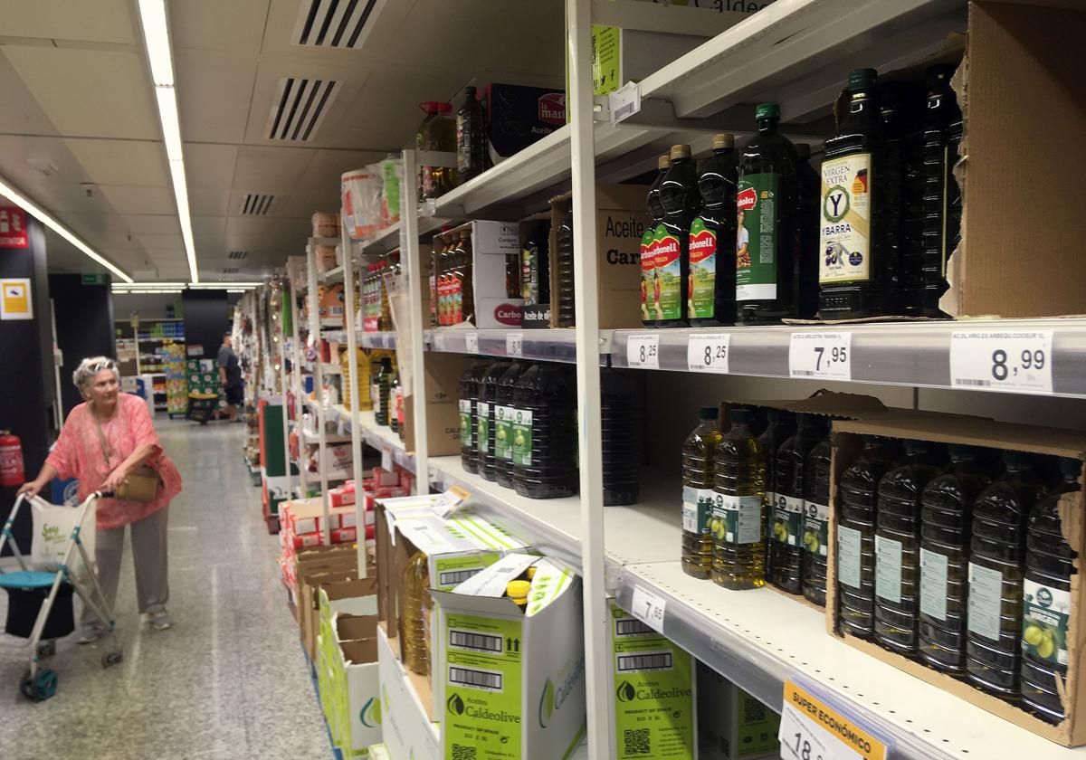 Botellas de aceite en el lineal de un supermercado.