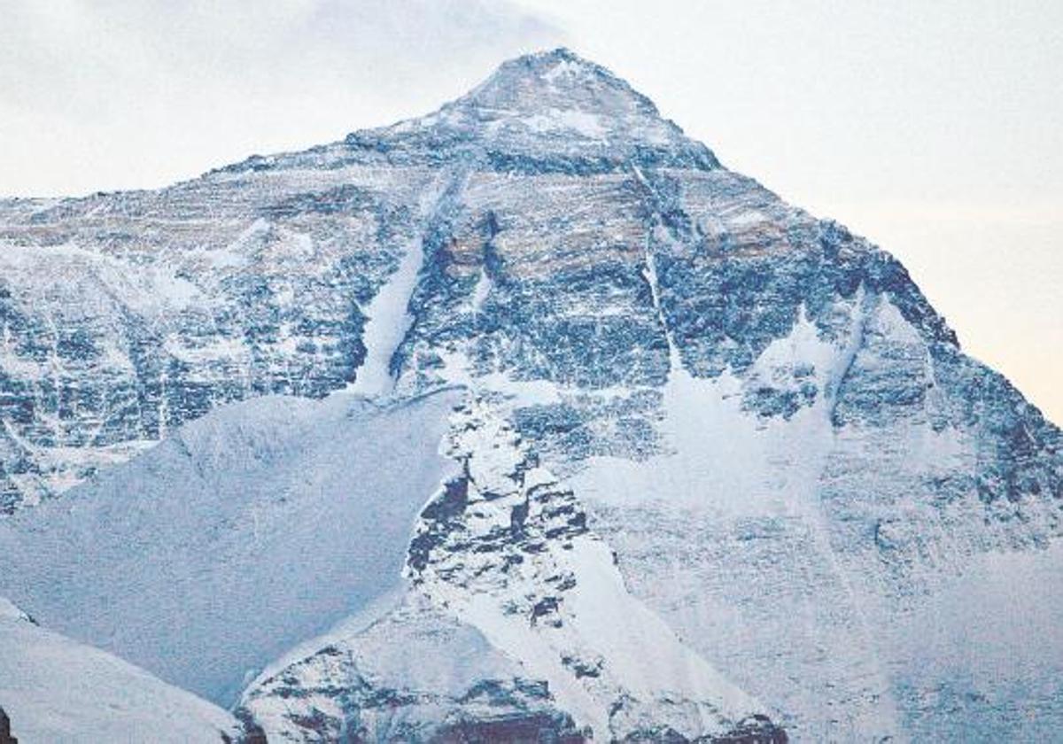 El Everest, con sus casi nueve kilómetros, es el ´techo´ de la Tierra.