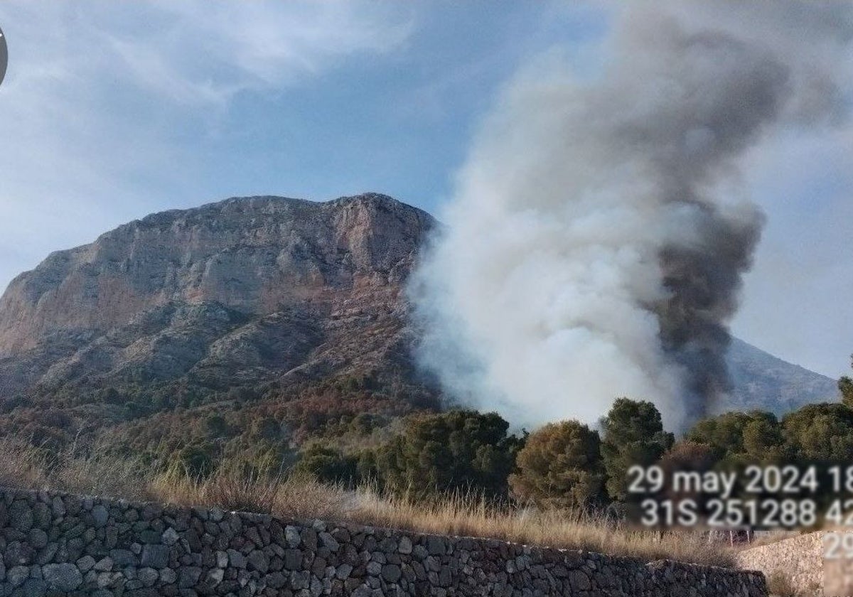 La columna de humo en la falda del Montgó.