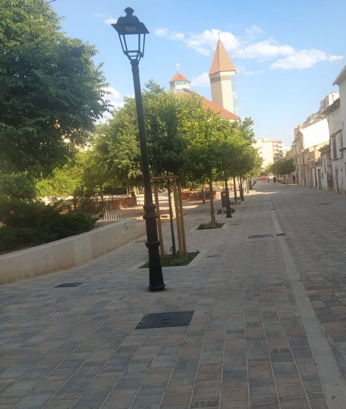 Imagen secundaria 2 - Calle San Vicente de Paúl, donde los vecinos de Orriols piden un aparcamiento; valla que no ha gustado en la reurbanización de Arquitecto Rodríguez y calle Historiador Chabret, sin bancos.