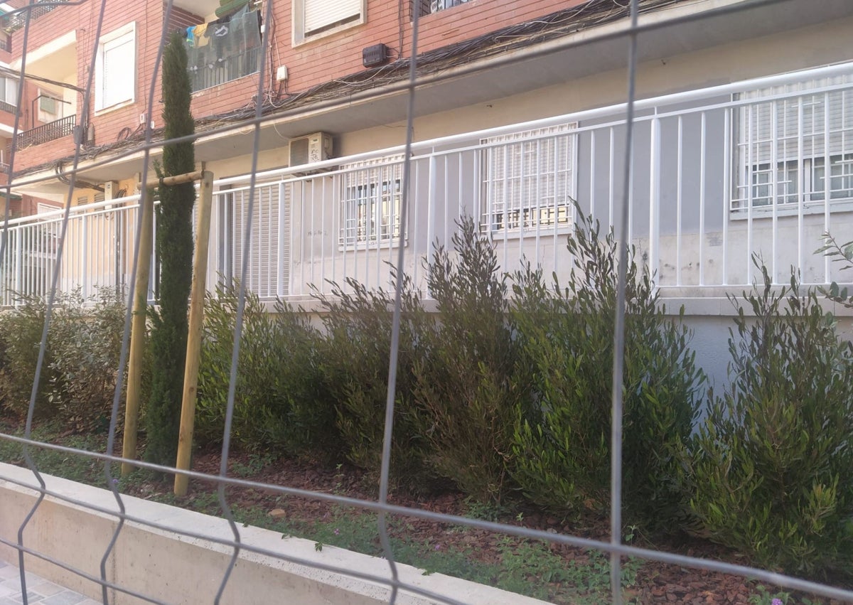 Imagen secundaria 1 - Calle San Vicente de Paúl, donde los vecinos de Orriols piden un aparcamiento; valla que no ha gustado en la reurbanización de Arquitecto Rodríguez y calle Historiador Chabret, sin bancos.