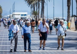 Jubilados paseando por la playa.