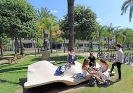 Unos alumnos en el Campus de Vera.