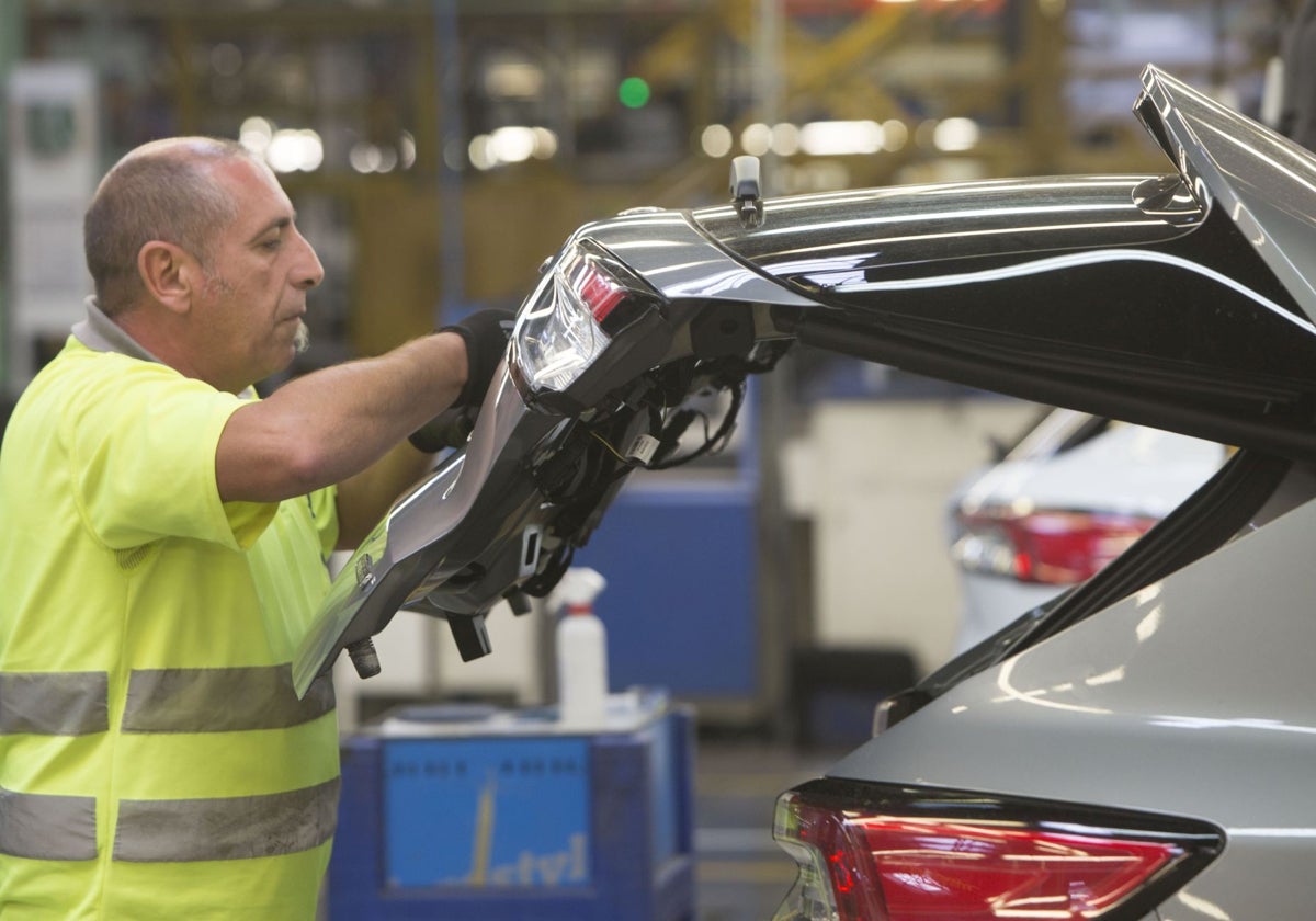 Un trabajador manipula un vehículo en la planta de Ford Almussafes.