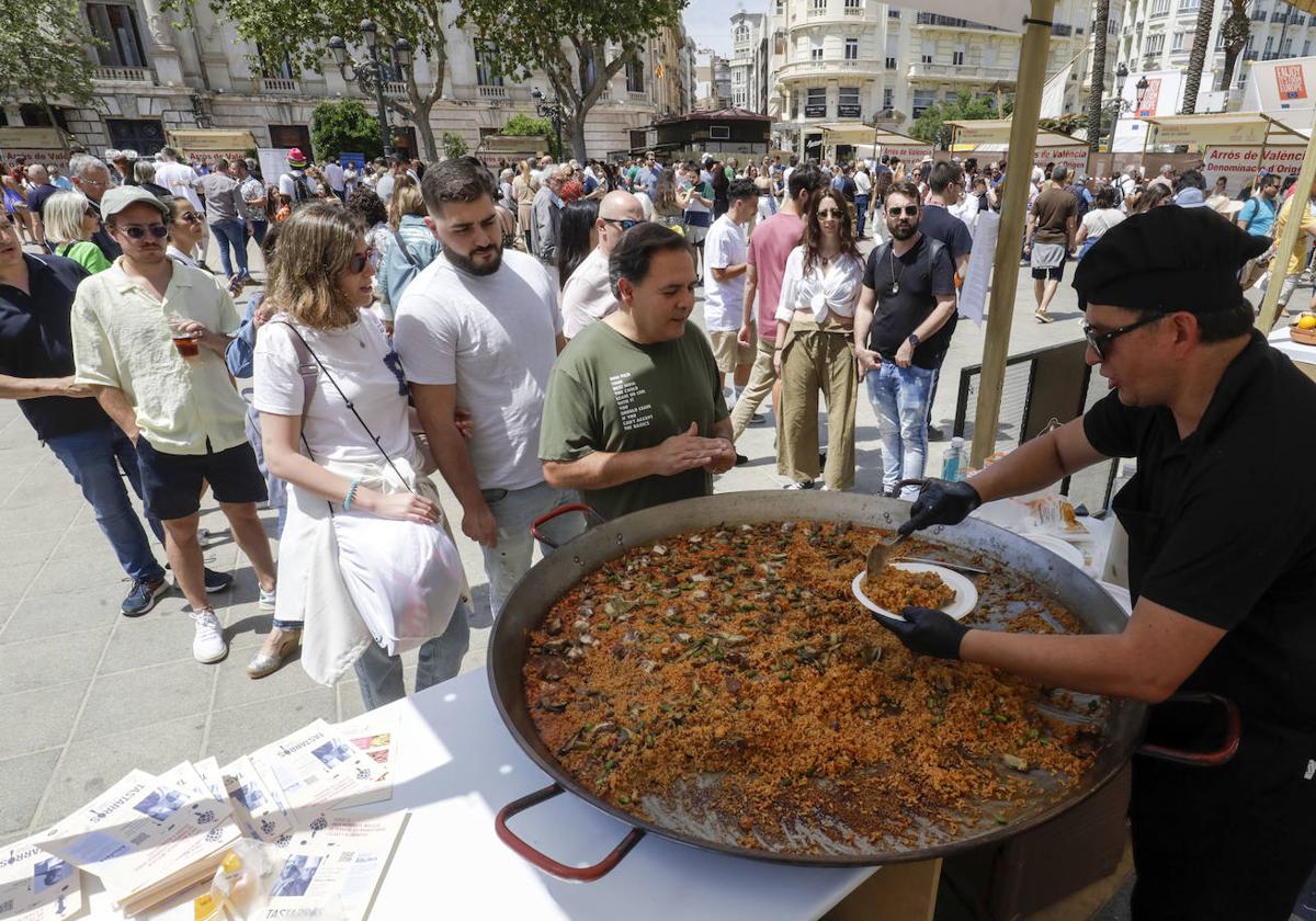 Cola de personas esperando a probar un plato de paella en la plaza del Ayuntamiento en la última edición de TastArròs.