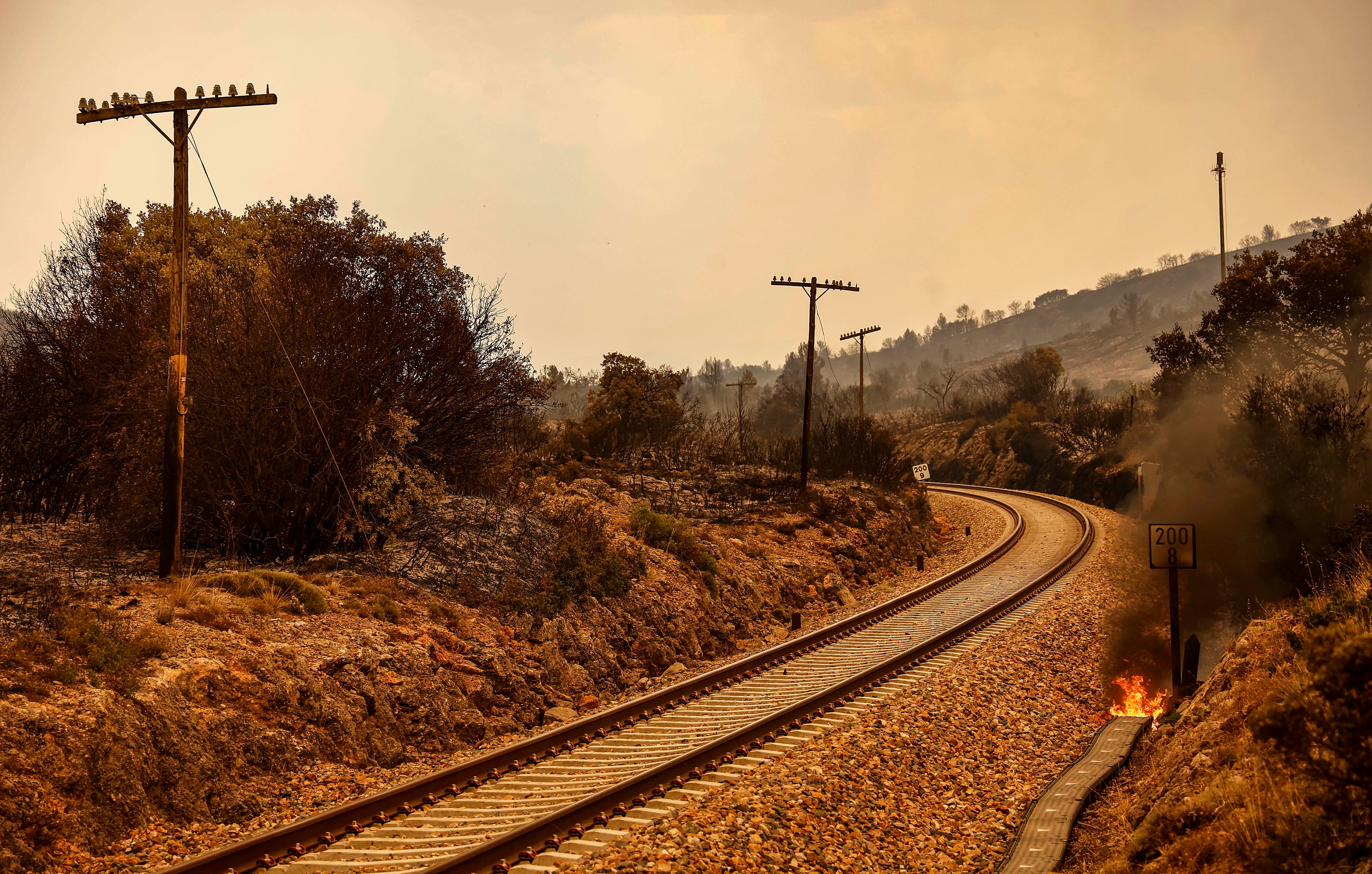 La vía por la que circulaba el tren de Bejís, con llamas en las cercanías