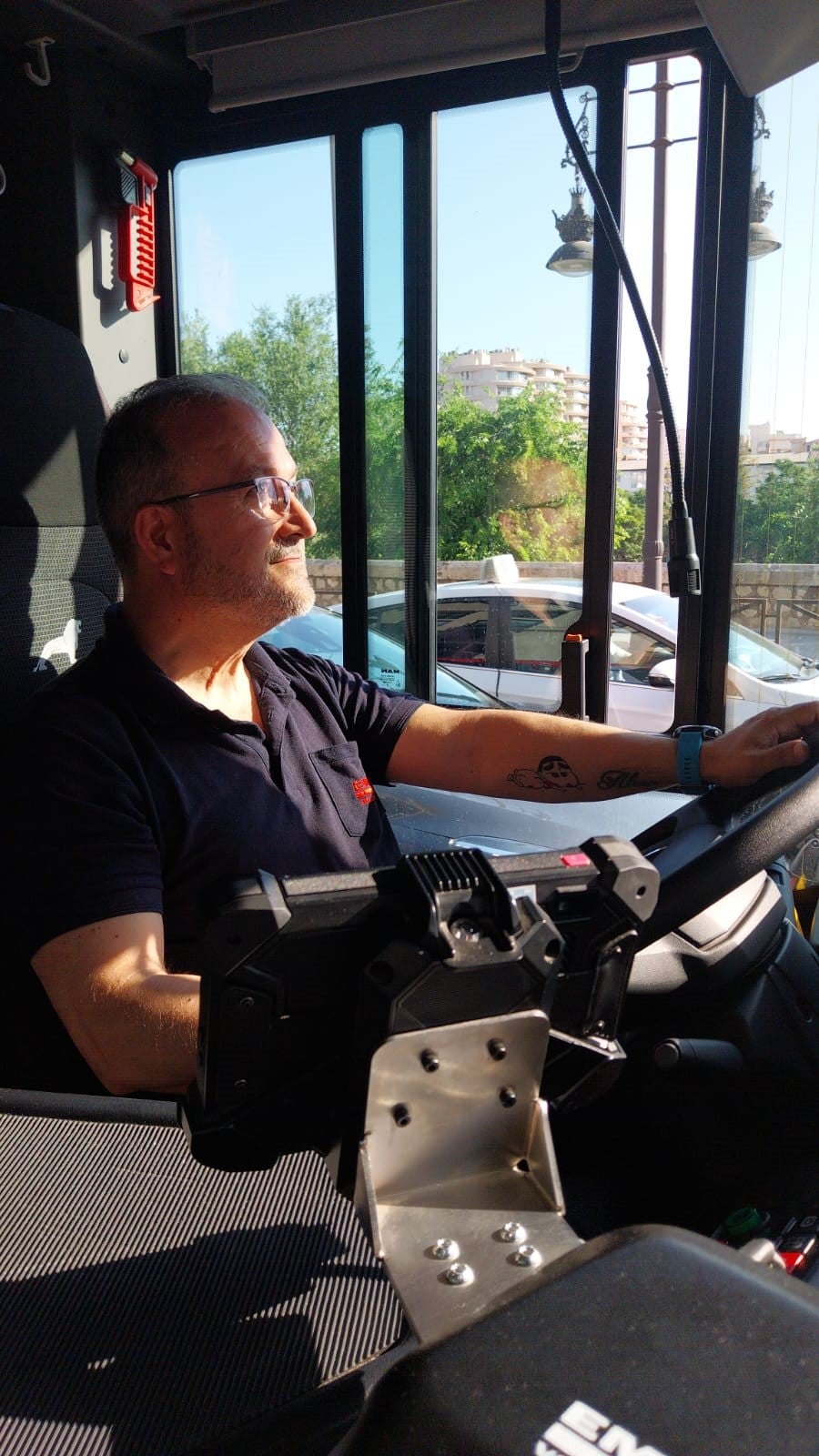 El conductor de la línea 93 de la EMT que conducía el autobús en el que viajaba la mujer que dio a luz.