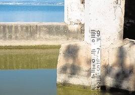 Un antiguo medidor en el lago de la Albufera.