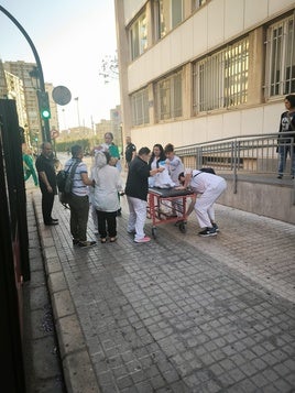 Instante en el que los padres y el bebé llegan al Hospital Clínico en el autobús de la EMT.