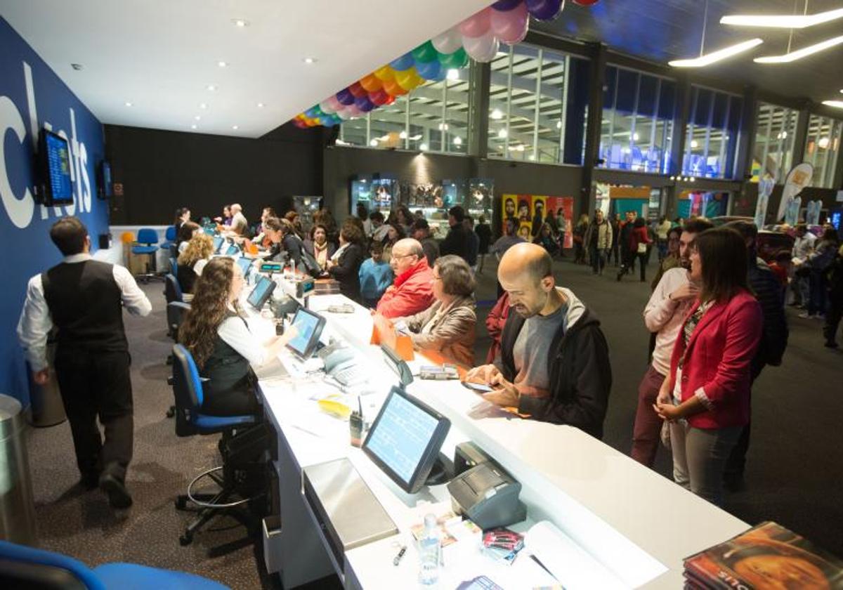 Espectadores compran sus entradas en la Fiesta del Cine, en una imagen de archivo.s