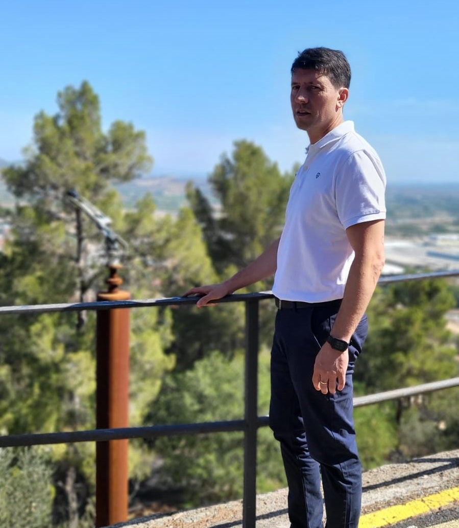 El portavoz del PP, Marcos Sanchis, junto a uno de los cañones de agua del castillo.