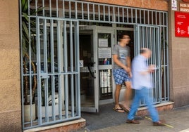 Dos personas en la puerta de un centro de salud de Valencia.