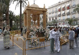 Monumento floral al Corpus Christi en la plaza de la Reina.