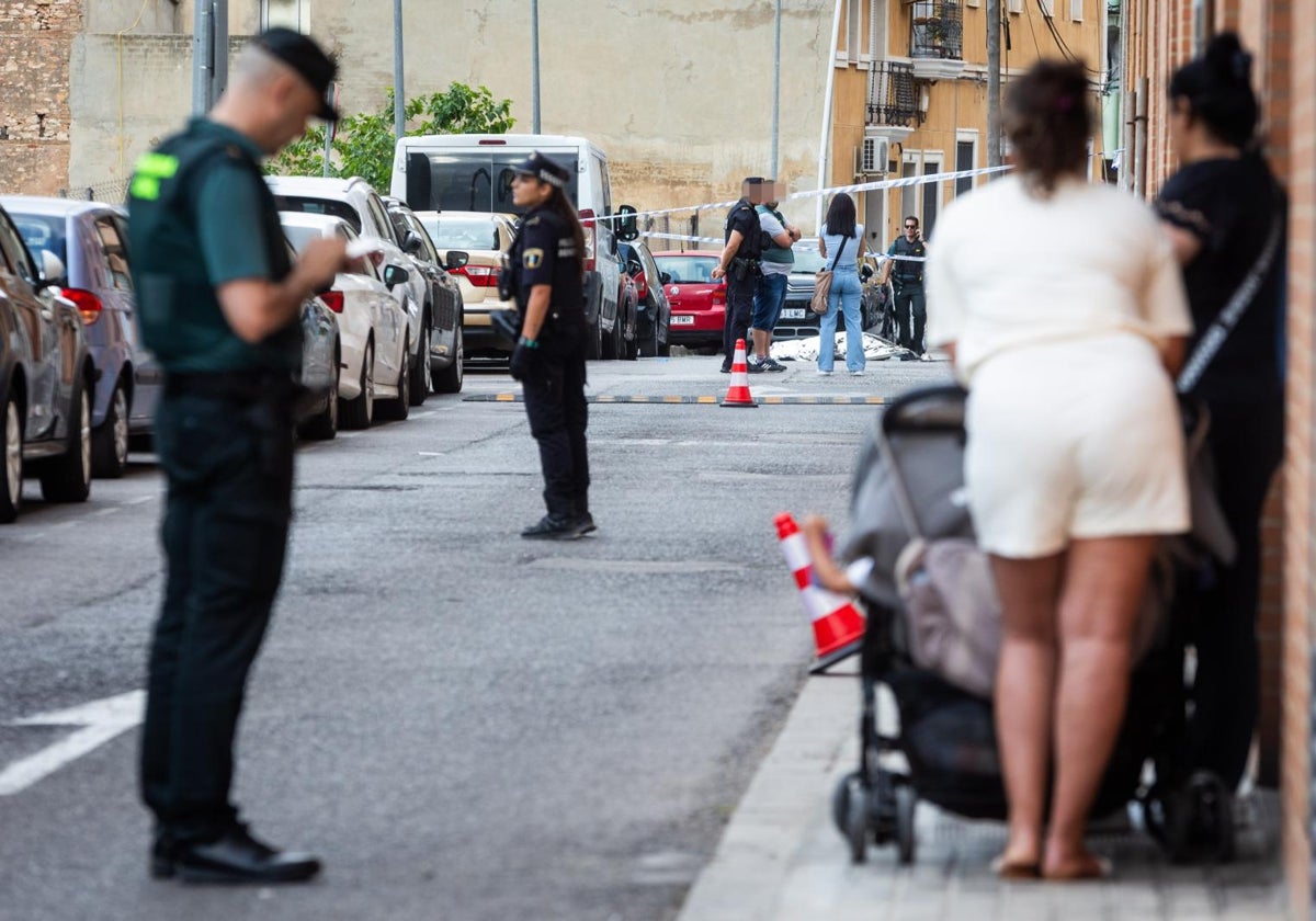 Un guardia civil y dos vecina junto a la escena del crimen.