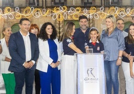 Las Belleas del Foc, Alba Muñoz y Martina Lloret, accionando las luces de las Hogueras 2024.