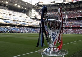 Copa de la Champions League en el cesped del Santiago Bernabéu.