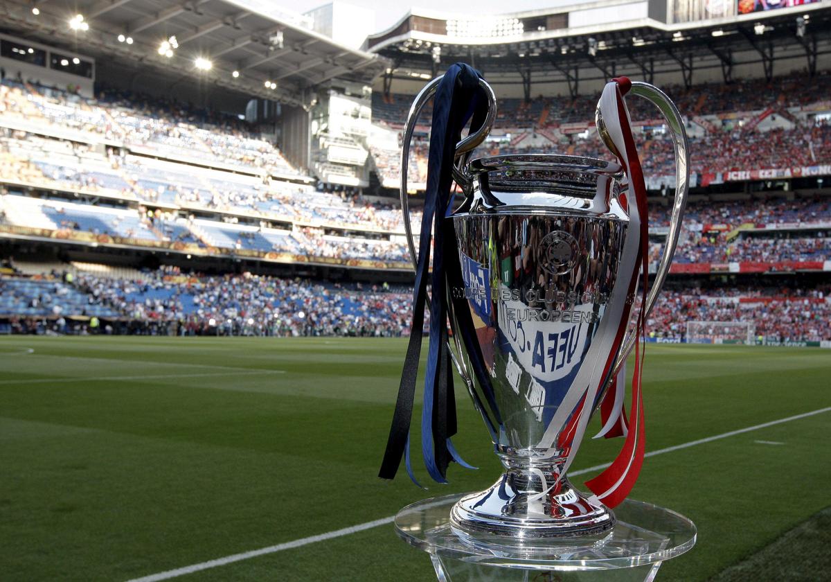 Copa de la Champions League en el cesped del Santiago Bernabéu.