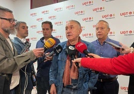 Pepe Álvarez atiende a los medios antes de la Asamblea General de UGT.