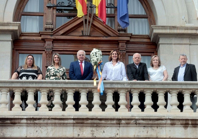 La alcaldesa de Valencia, María José Catalá, con el pomell, en el balcón del Ayuntamiento de Valencia.