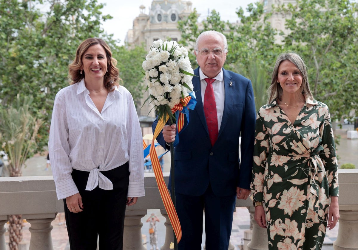 Francisco Esteve, presidente de Amics del Corpus, junto a la alcaldesa de Valencia, María José Catalá, y la edil de Fiestas, Mónica Gil.