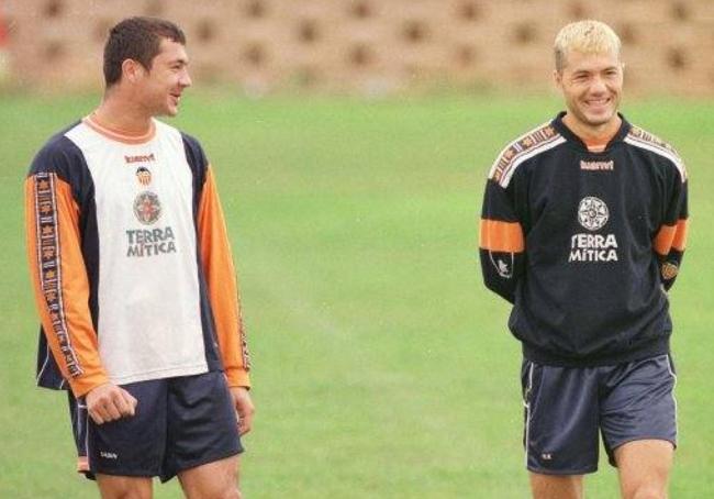 Sabin Ilie (izquierda), junto a su hermano, Adrian Ilie, en un entrenamiento del Valencia CF.