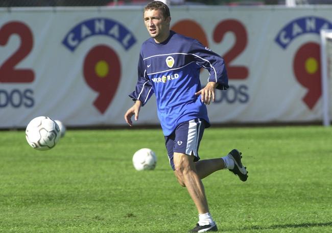 Dennis Serban en un entrenamiento con el Valencia CF.