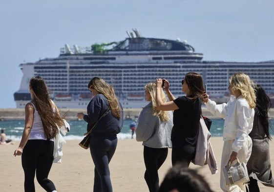 Un crucero, desde la playa del Cabanyal en una imagen reciente.