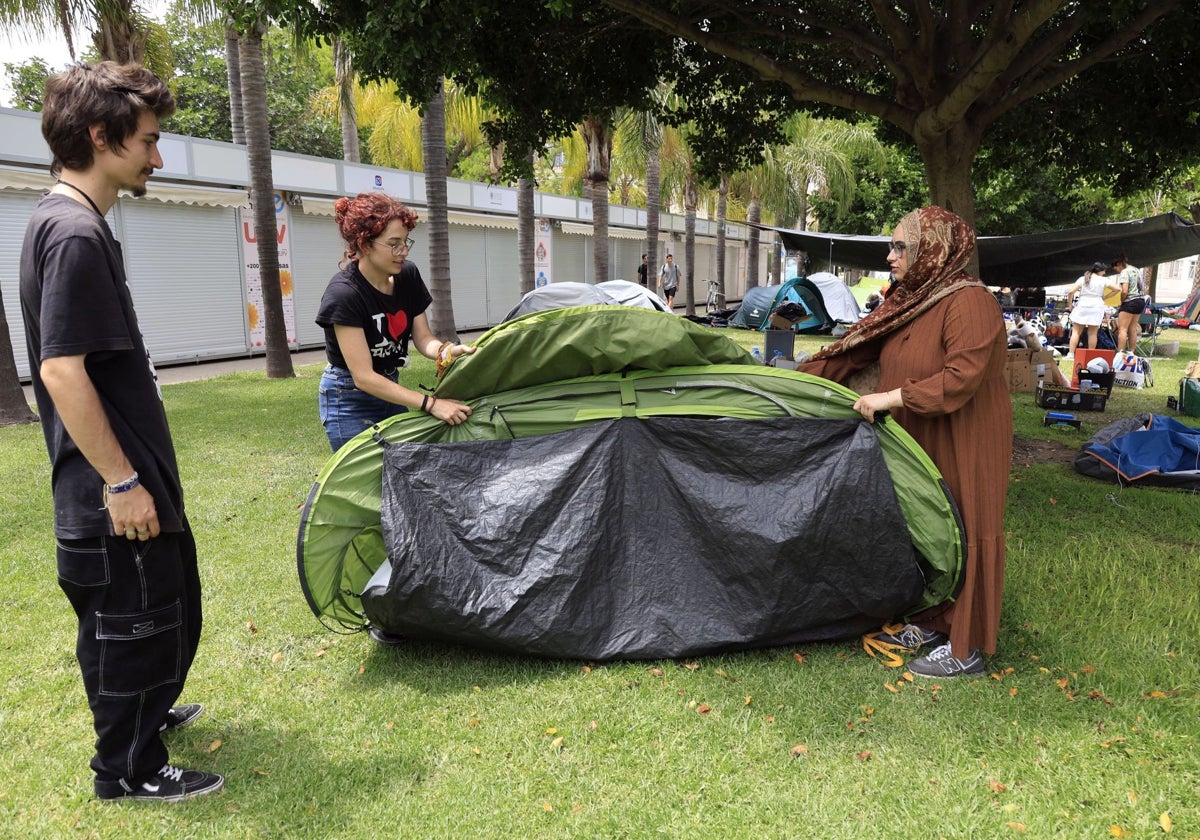 Los acampados empiezan a recoger sus cosas durante la mañana del sábado.