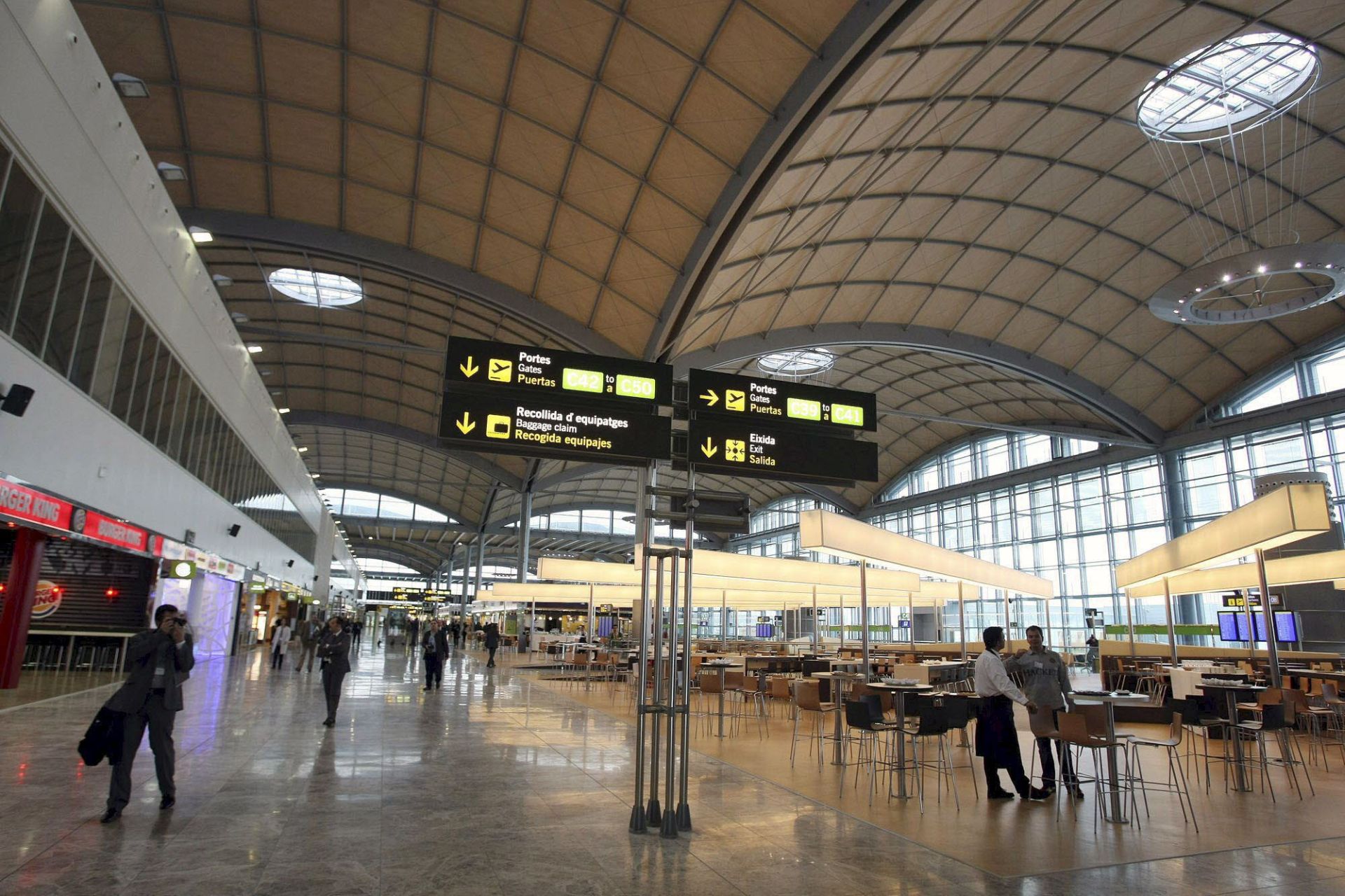 Un pasajero se pelea con la tripulación en pleno vuelo a Alicante para intentar abrir las puertas del avión