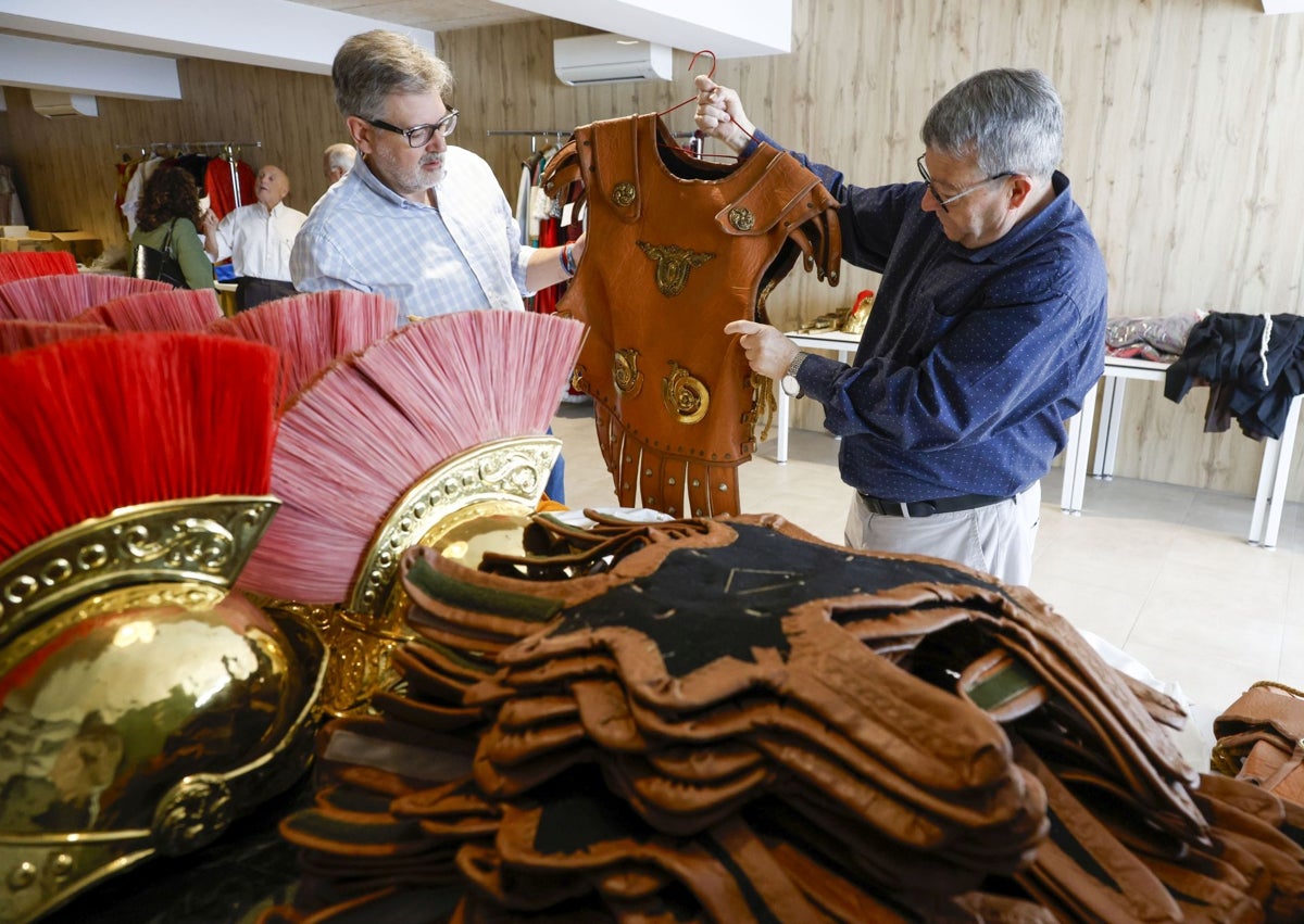 Imagen secundaria 1 - Donís Martín entregando la indumentaria a Juanfran Barberá; Enrique González y Ángel Santamaría y Juan Marco repasando los trajes del Corpus.