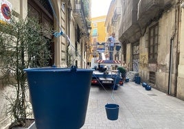 Montaje de los cubos de agua que decoran la Cabalgata del Convite, en la calle Cabillers.