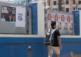 Carteles electorales de los partidos en una calle de Valencia.