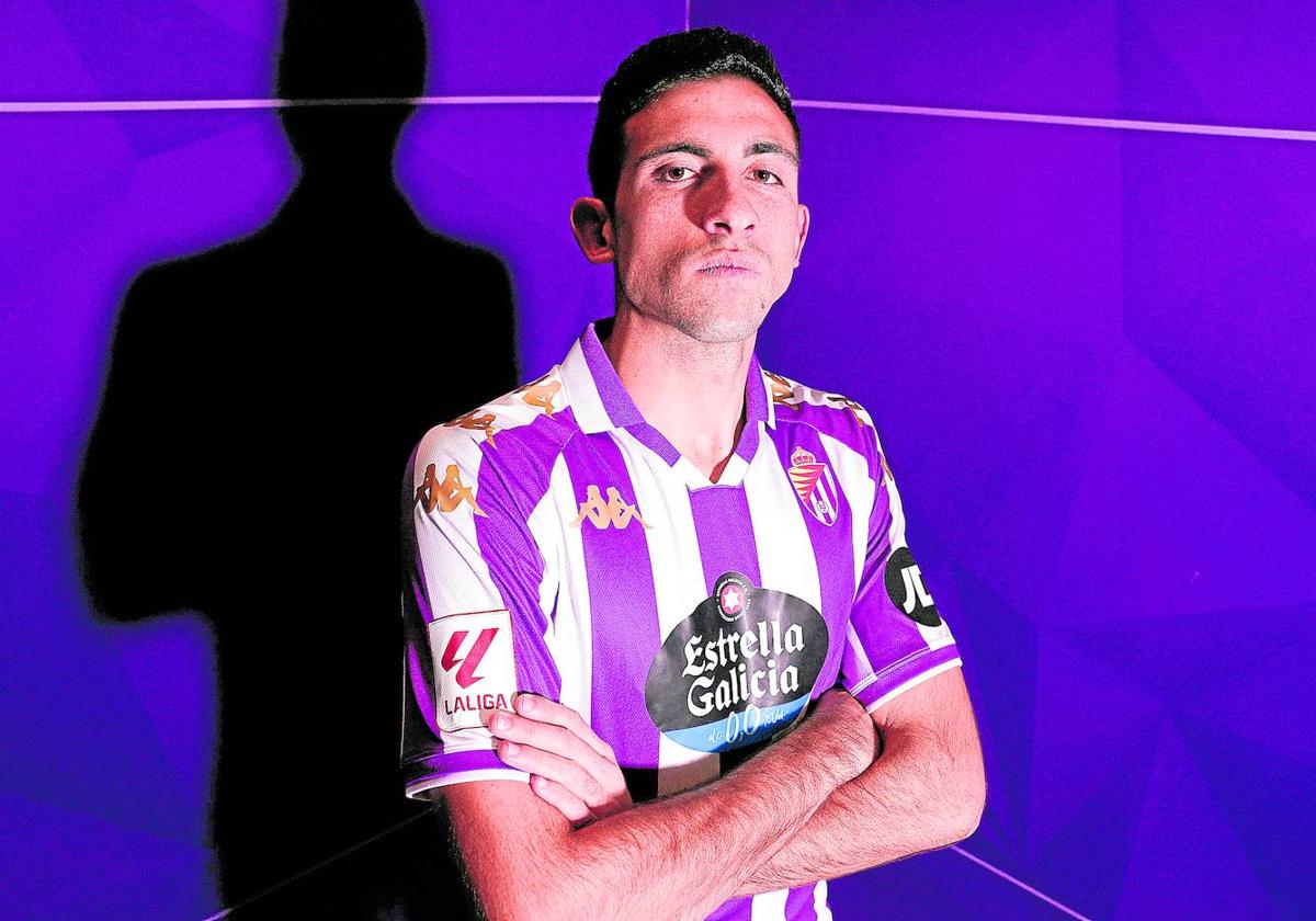 César Tárrega, posando en su presentación como jugador del Pucela.