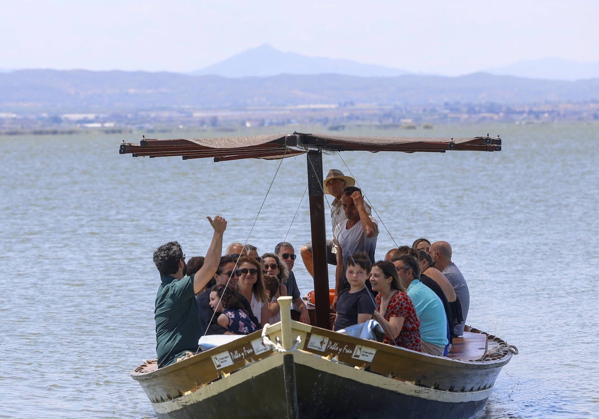 Turistas dan un paseo en barca por la Albufera este domingo.