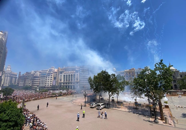 Disparo de la mascletà de Pirotecnia Valenciana, en la plaza del Ayuntamiento.