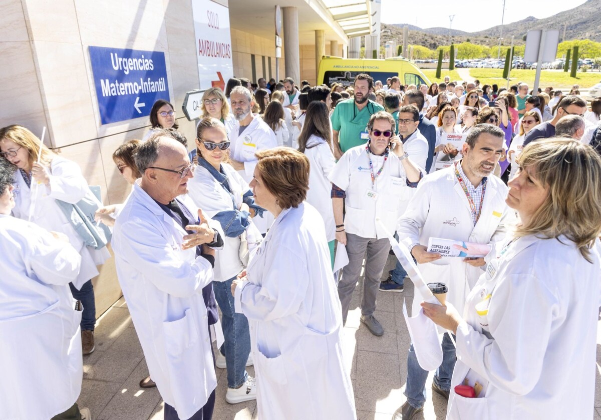 El traslado de más de 5.600 médicos amenaza con mermar la plantilla de los hospitales y centros de salud alejados de las grandes ciudades