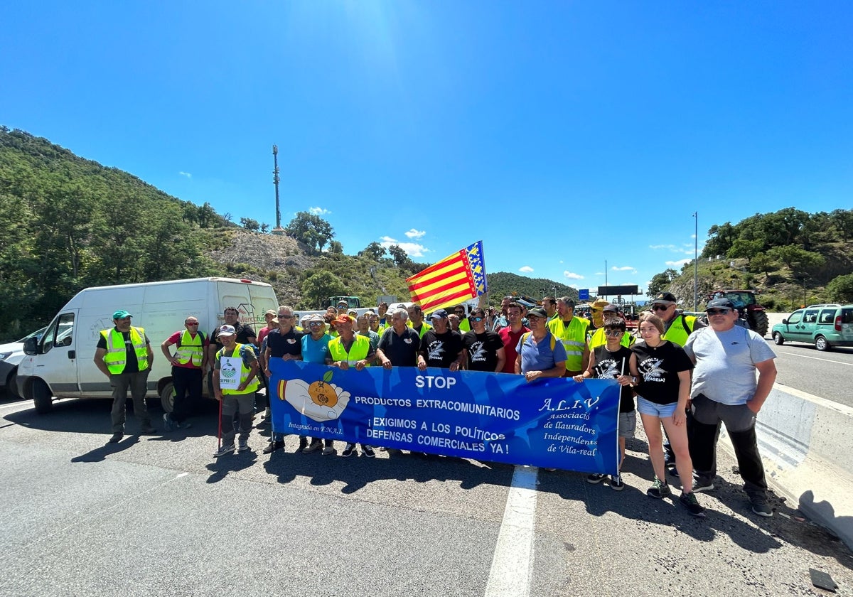 Agricultores valencianos, en la frontera de La Jonquera con Francia.