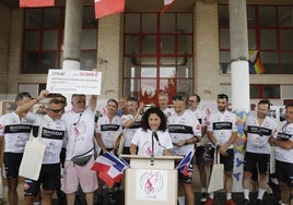 Higueras recibiendo el cheque del representante de los ciclistas.