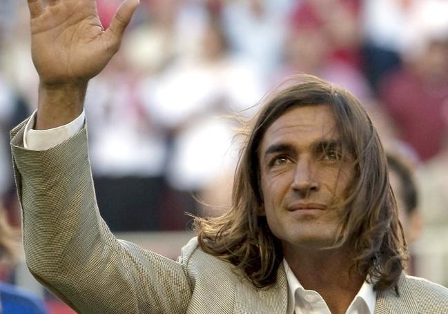 Javi Navarro saludando a la afición del Sevilla después de recibir la medalla sevillista.