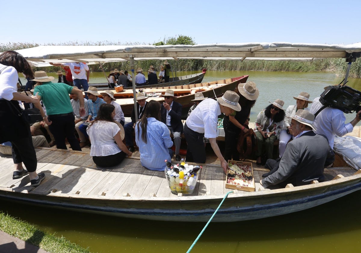 Los Nobel subiendo a la barca.