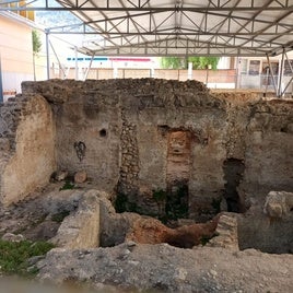 Pintada en una de las paredes de los restos de los Baños Árabes de Xàtiva.