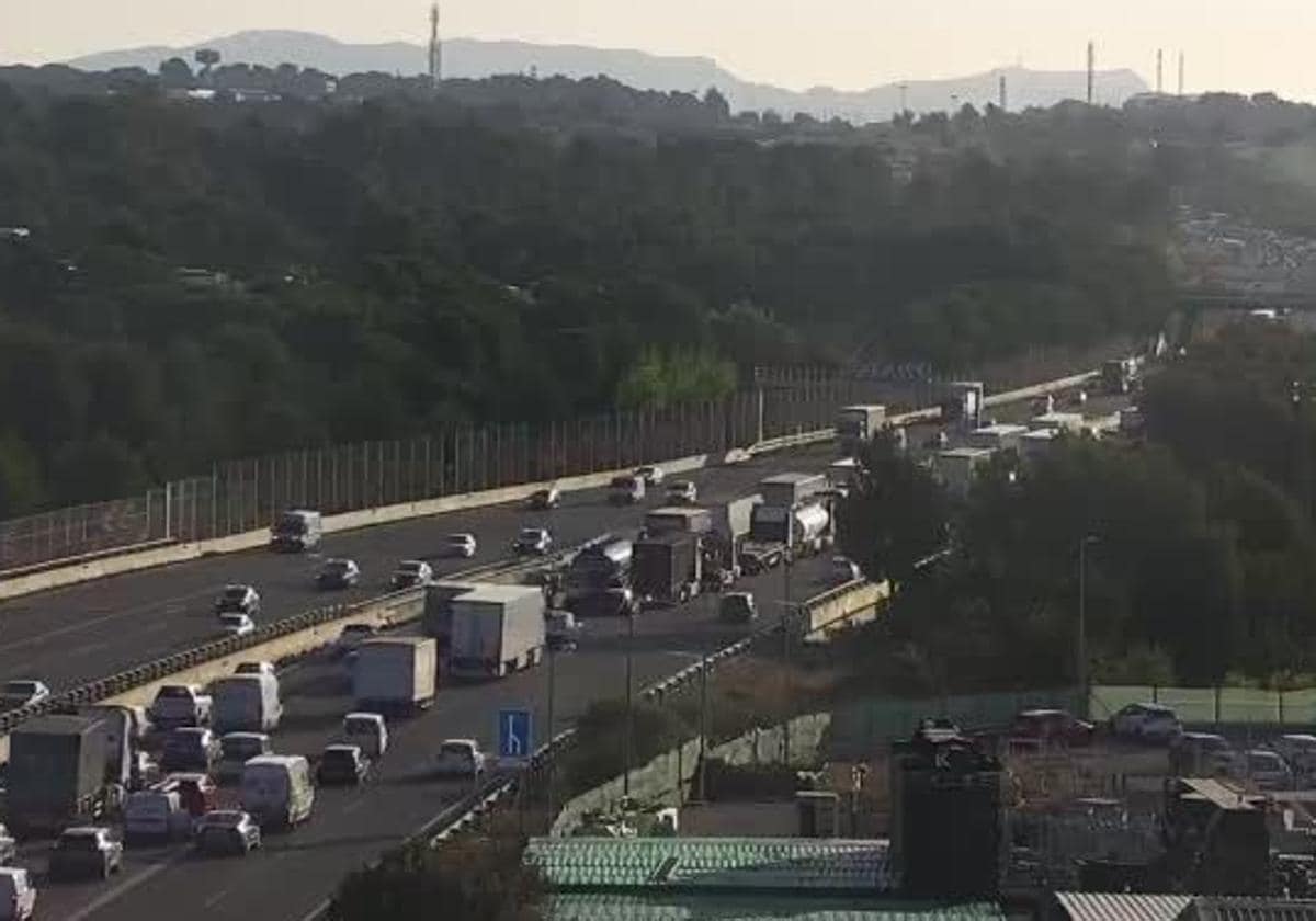 Más de 22 kilómetros de atascos en las entradas y salidas a Valencia